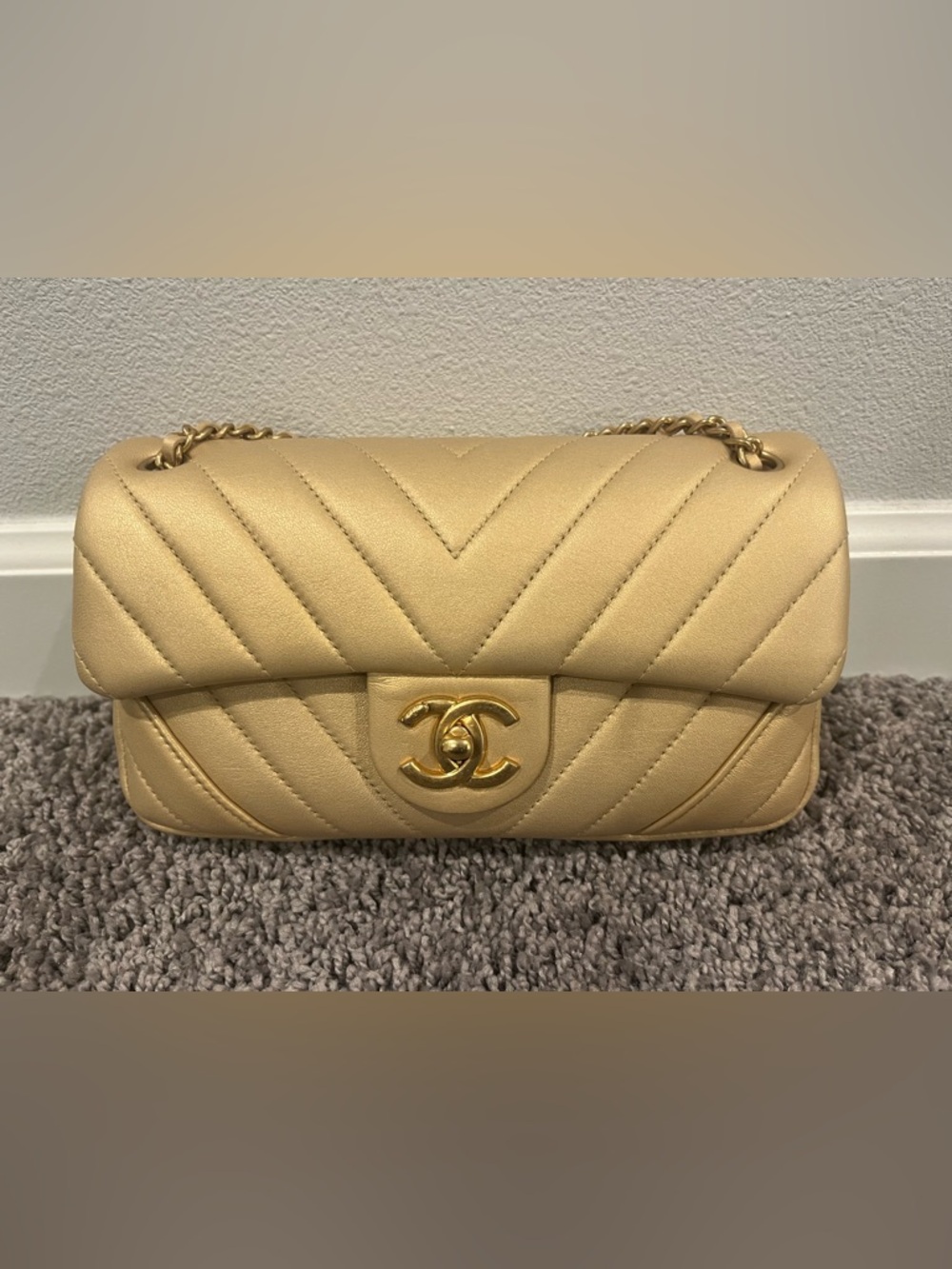 CHANEL Chevron easy flap